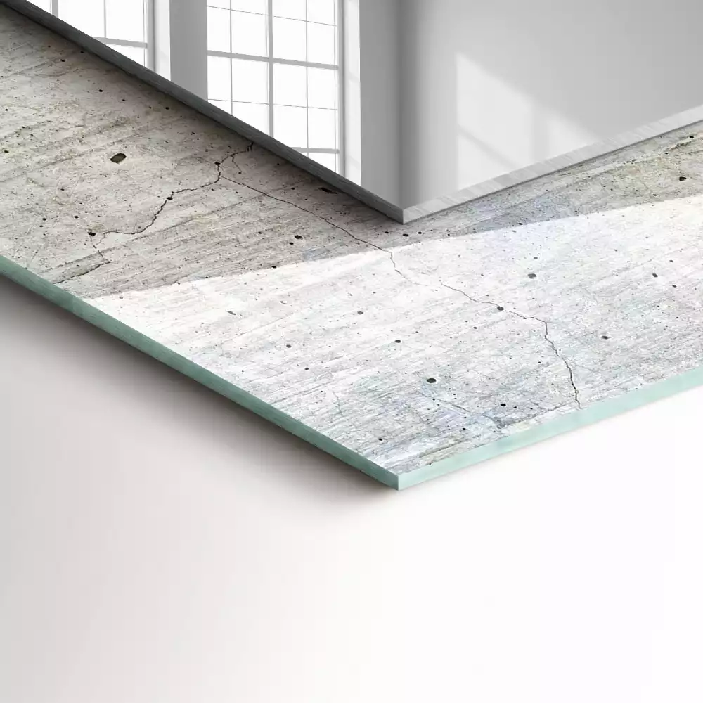 Négyszögletes fali tükör repedezett betonfal mintával