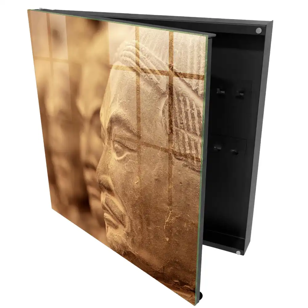 Kulcstartó szekrény szobordíszítéssel