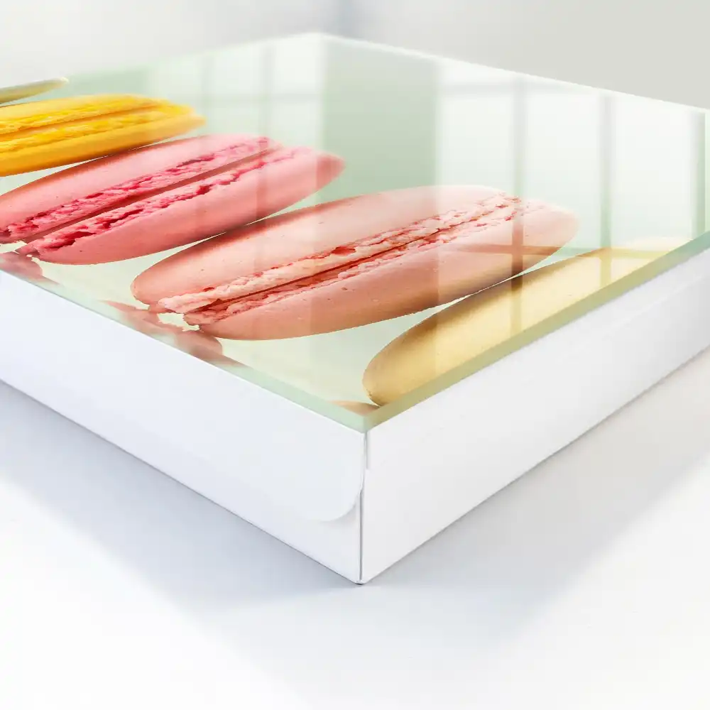 Kulcstartó szekrény színes macaron mintával pasztell háttéren