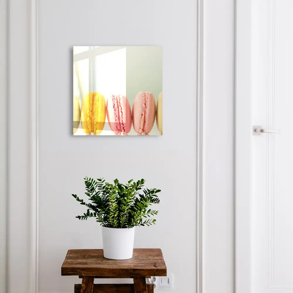 Kulcstartó szekrény színes macaron mintával pasztell háttéren