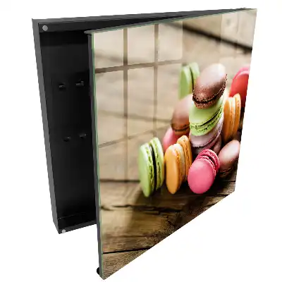 Kulcsszekrény színes macaronok mintával fa hátterű képen
