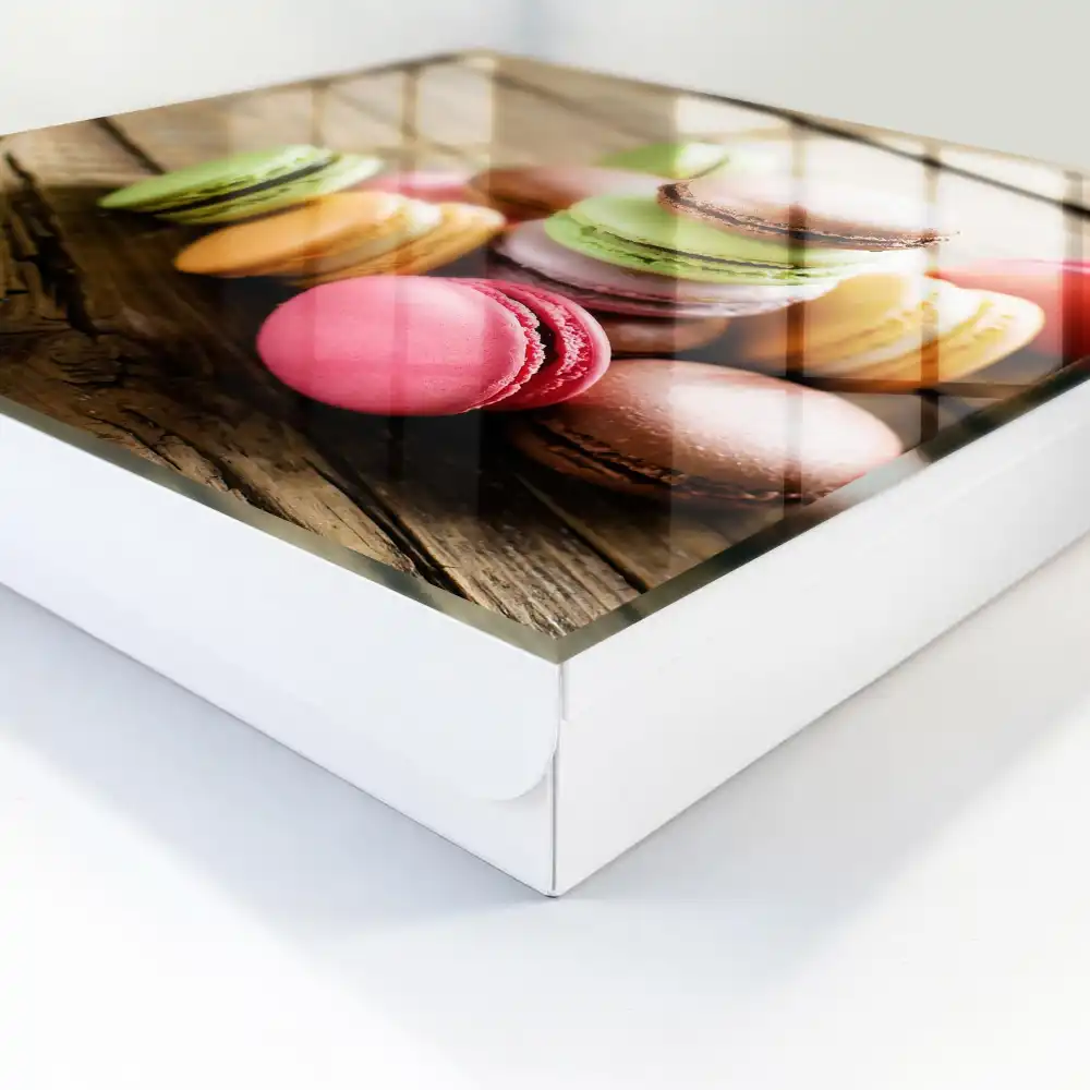 Kulcsszekrény színes macaronok mintával fa hátterű képen