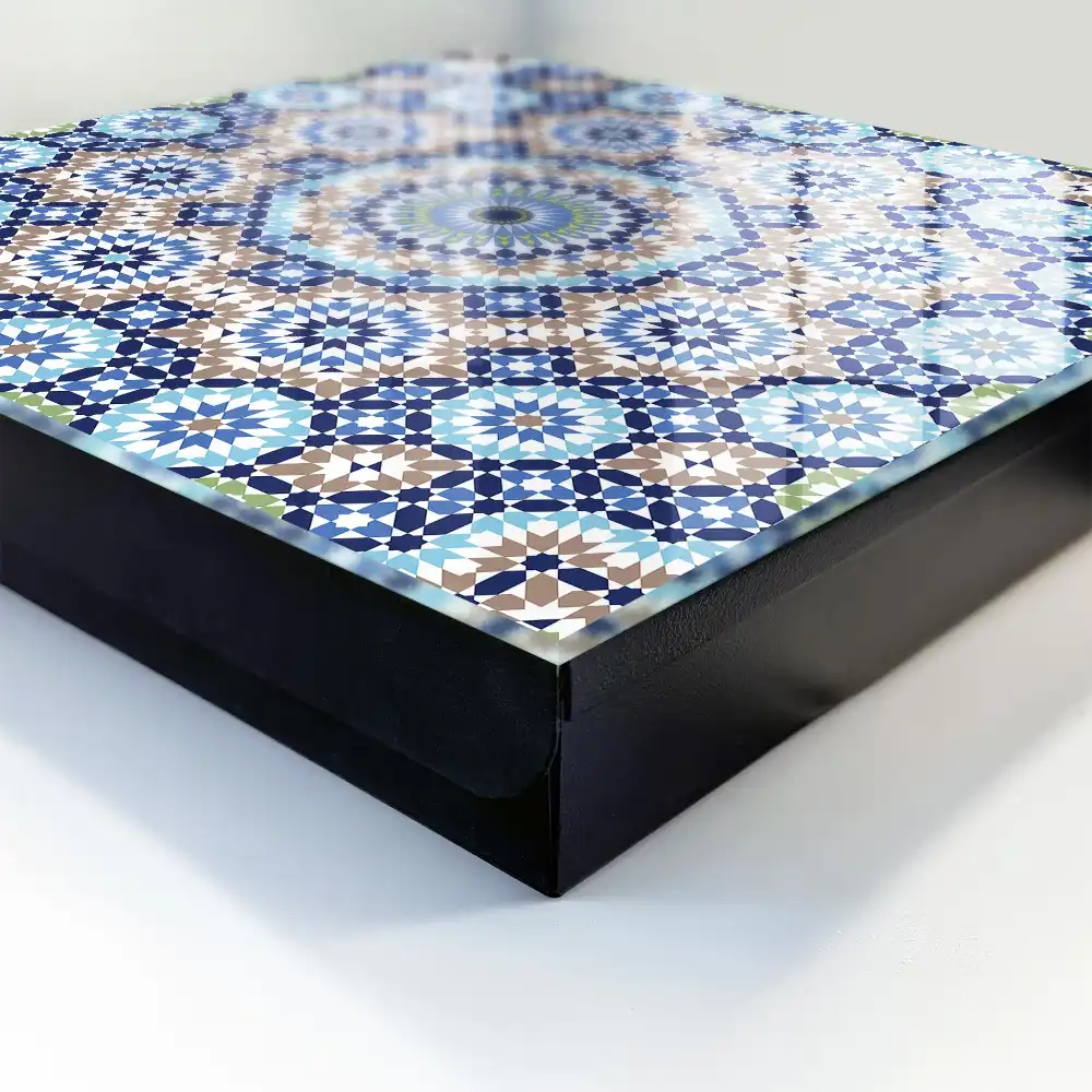 Kulcstartó szekrény színes geometrikus mozaikmintával