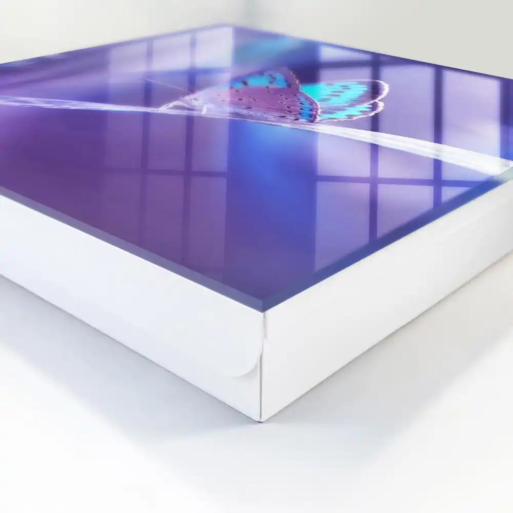 Kulcsszekrény színes pillangók lila háttérrel