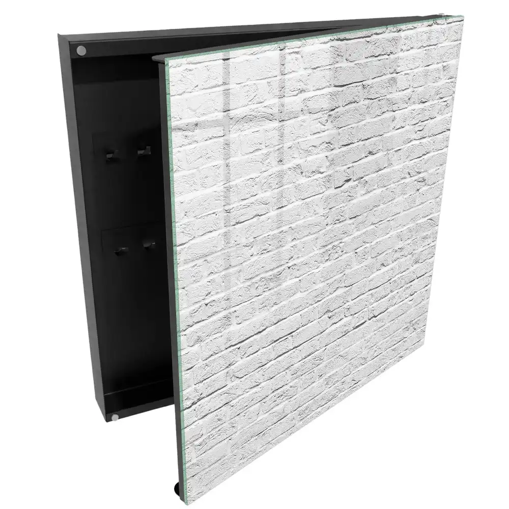 Fehér téglafal mintázatú kulcstartó szekrény nyers textúrával