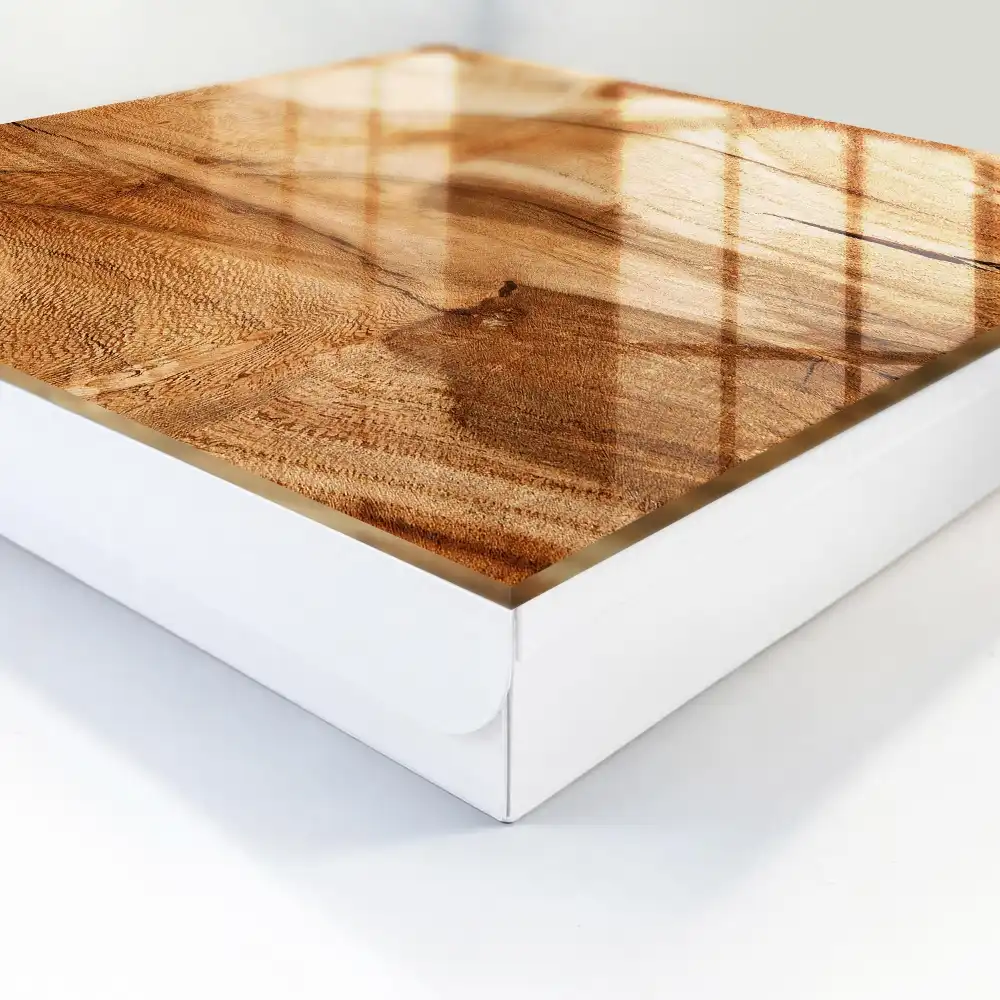 Barna fa mintázatú kulcstartó szekrény organikus vonalvezetéssel
