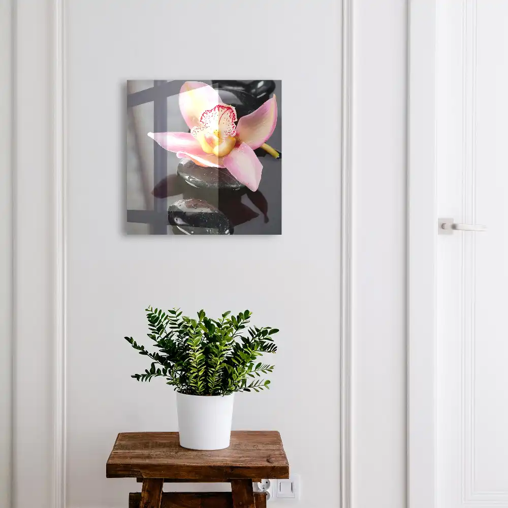 Fali kulcstartó szekrény orchidea mintával fekete köves háttérrel