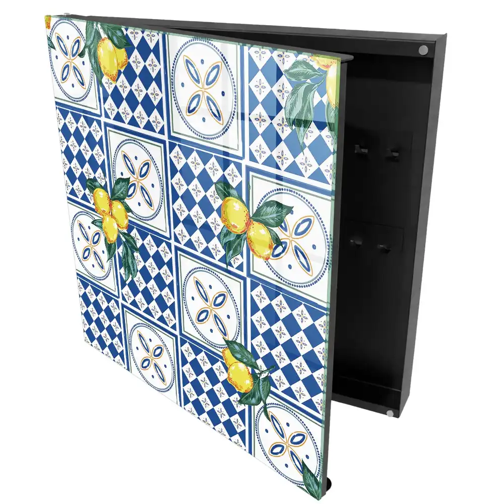 Fali kulcstartó szekrény sárga citrom mintával kék geometrikus csempés háttéren
