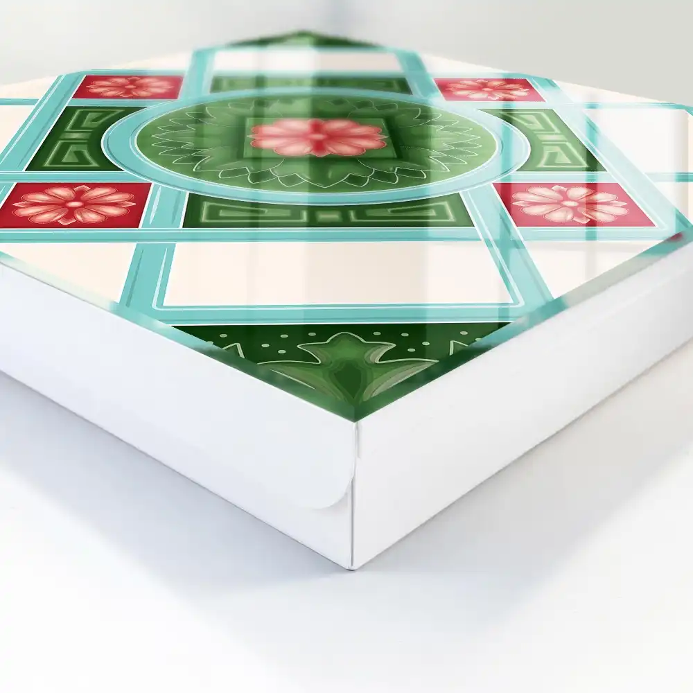 Geometrikus mintás kulcstartó szekrény zöld, piros és kék virágokkal