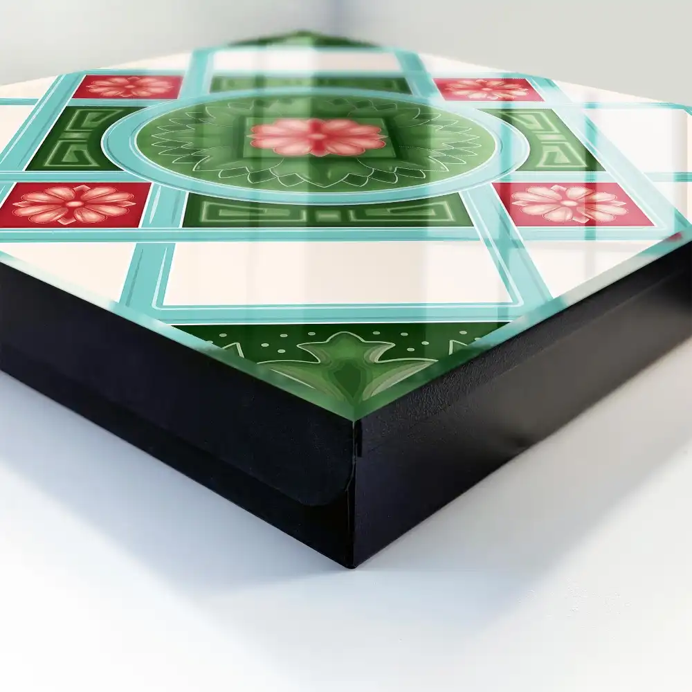 Geometrikus mintás kulcstartó szekrény zöld, piros és kék virágokkal