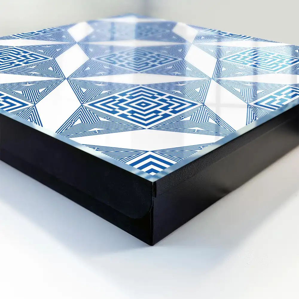 Geometrikus mintás kulcsszekrény kék négyzetekkel