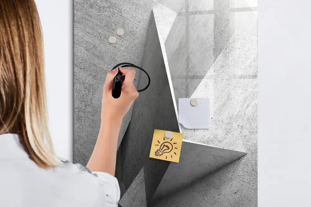 Mágneses tábla modern geometriai mintával és filctollal