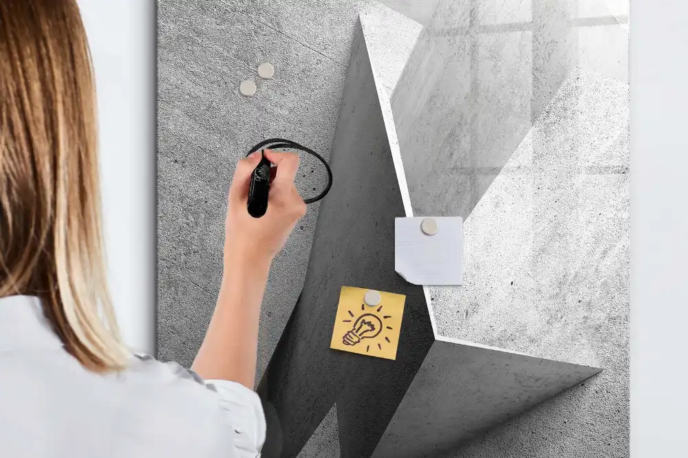 Mágneses tábla modern geometriai mintával és filctollal