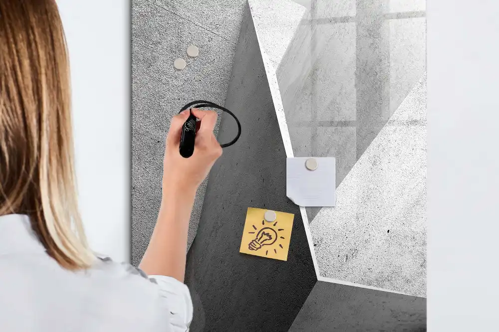 Mágneses tábla modern geometriai mintával és filctollal