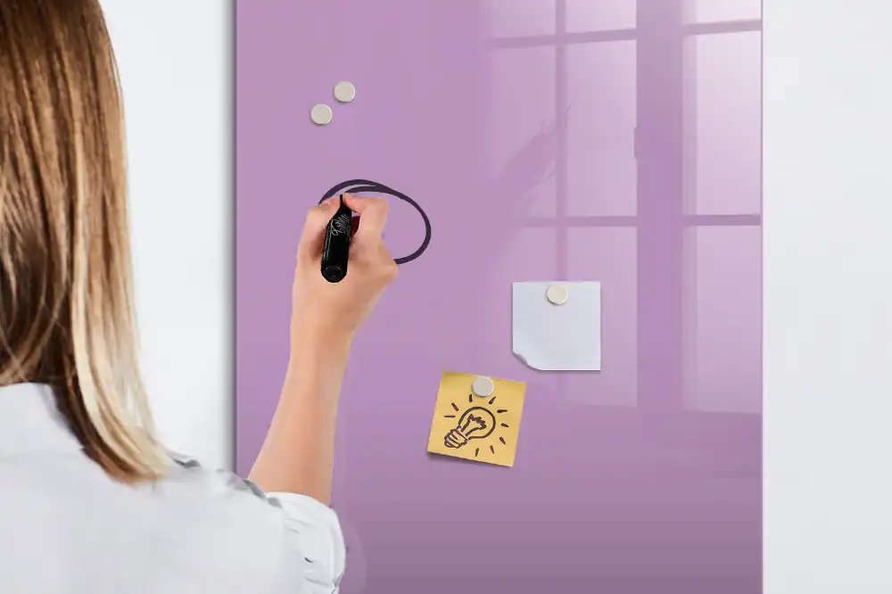 Lila színű írható mágnestábla