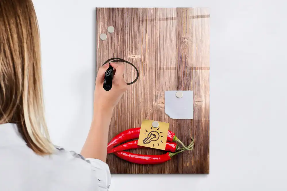 Vágódeszka formájú chili mintás írható mágnestábla