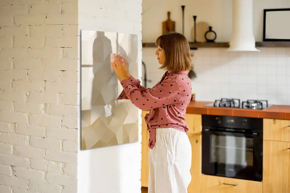 Írható mágnestábla geometrikus piramis mintával