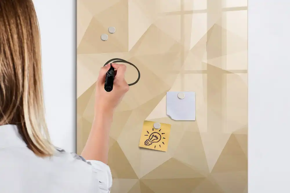 Írható mágnestábla geometrikus piramis mintával