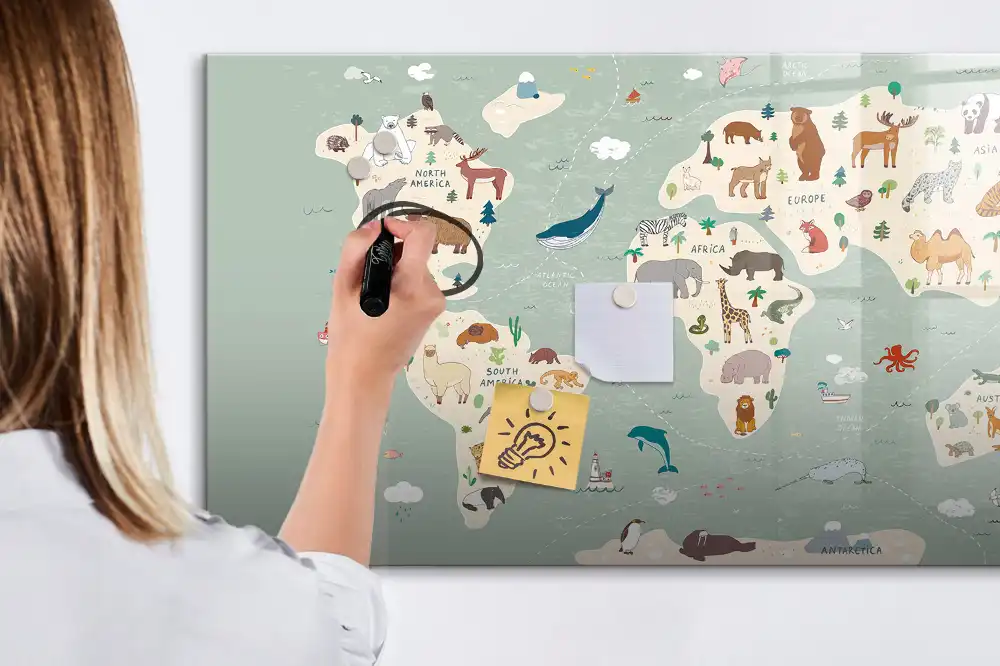 Mágneses törölhető világatlasz tábla állatos grafikával