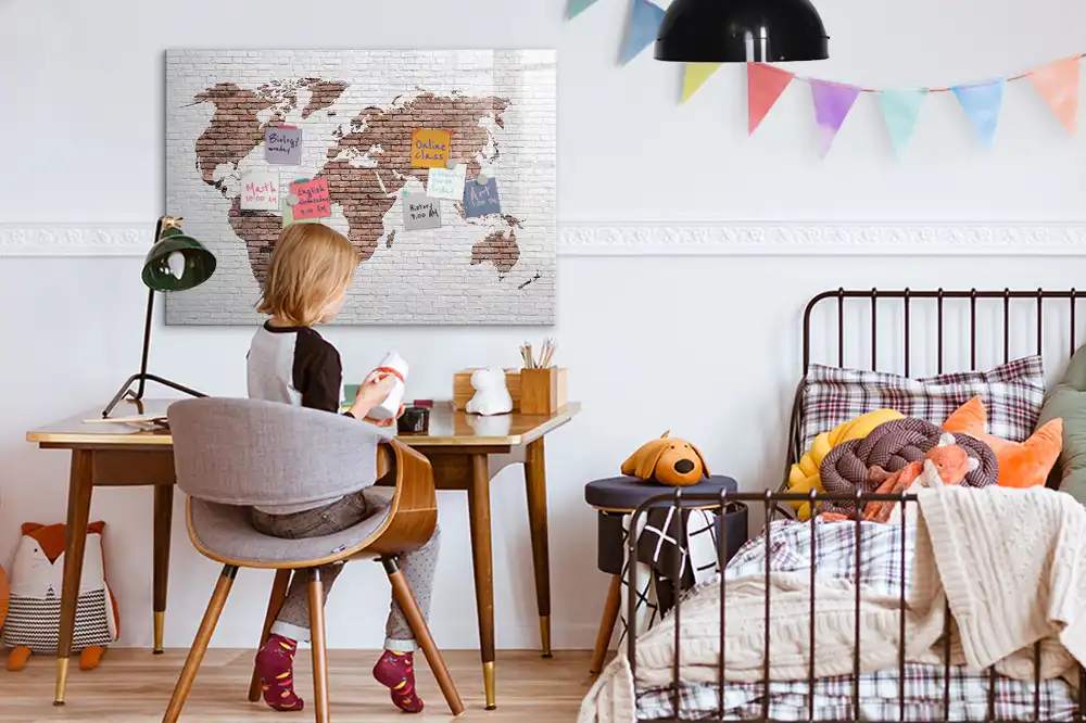 Mágneses, törölhető kontinenstérképes tábla tégla mintás alappal