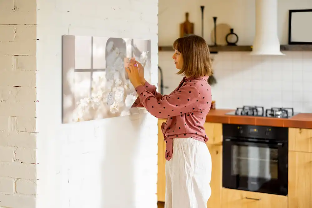 Apró fehér virágmintás mágneses írható tábla