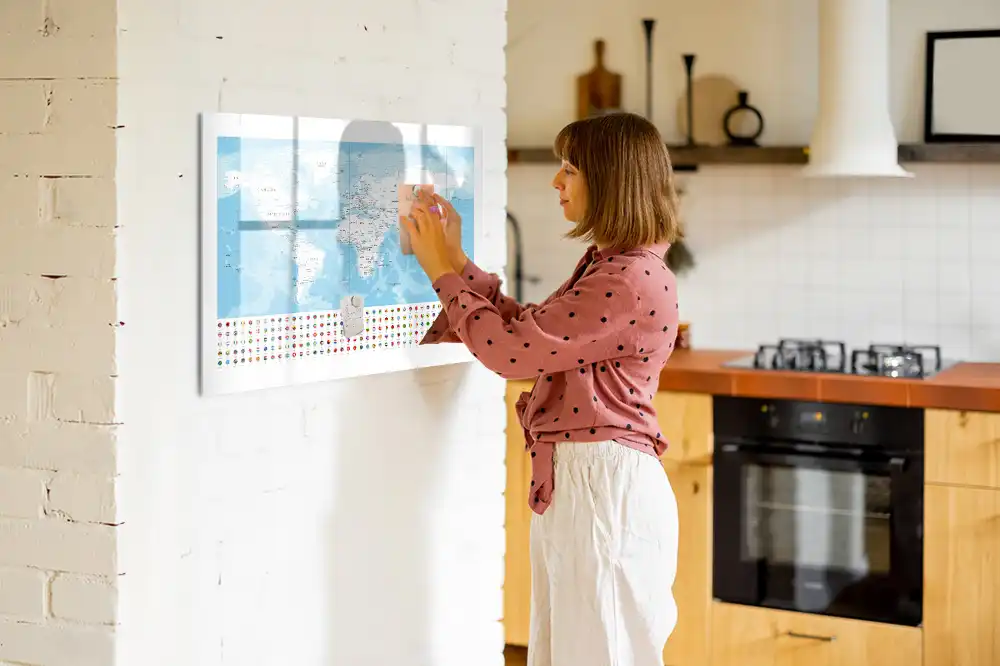 Mágneses törölhető tábla kontinensmintás illusztrációval