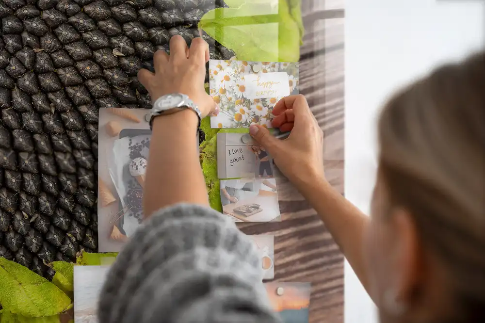 Mágneses emlékeztető tábla sárga virág mintával