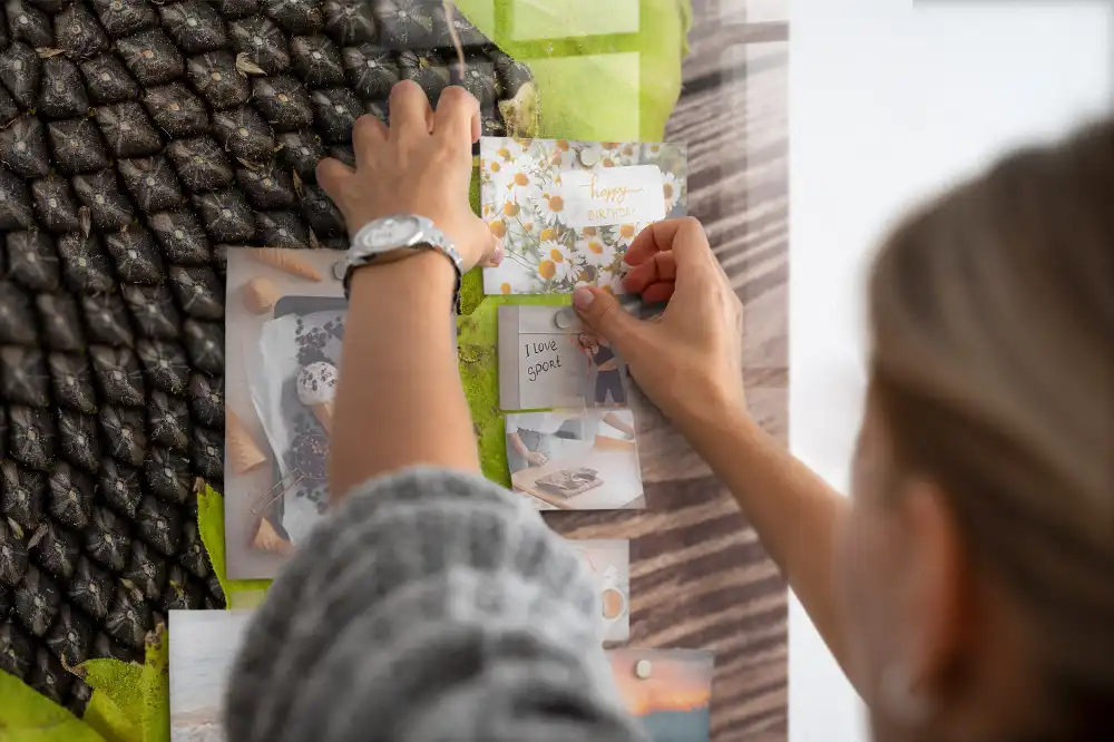 Mágneses emlékeztető tábla sárga virág mintával