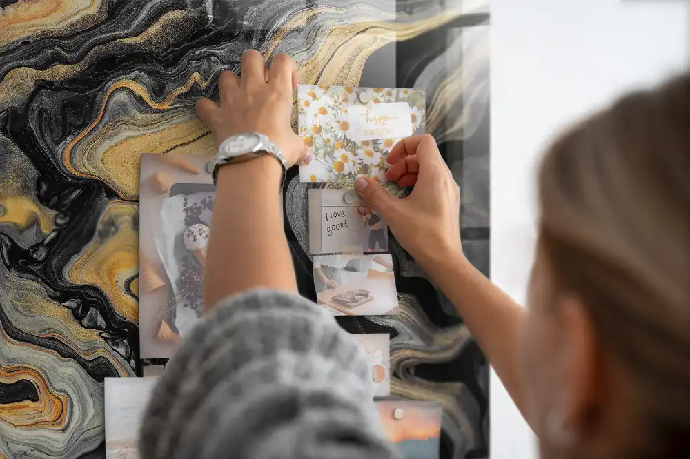 Aranyozott márványmintás mágneses emlékeztető tábla