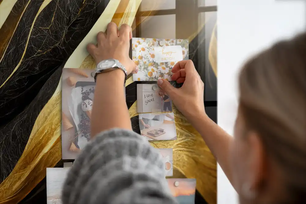 Mágneses emlékeztető tábla elegáns absztrakt mintával